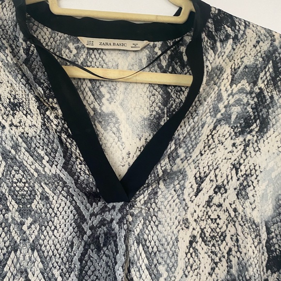 Zara Basic Snakeskin V-Neck Tunic, Size M - Picture 9 of 9